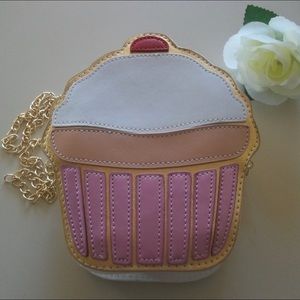 Adorable Cupcake Purse With Gold Chain